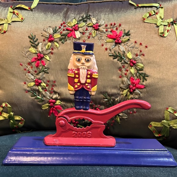 Houston Harvest Collection Holiday Nutcracker Cast Iron Wood